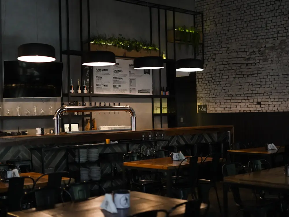 La barra con las canillas de cerveza y el pizarrón